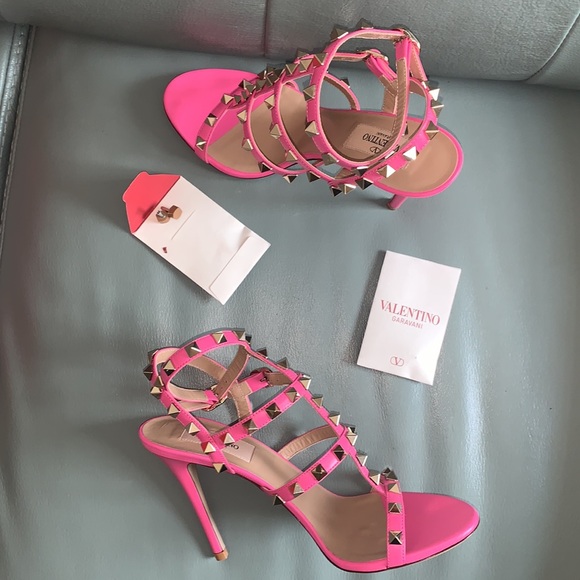 Valentino Garavani Rockstud T-Strap Sandal - Picture 4 of 12